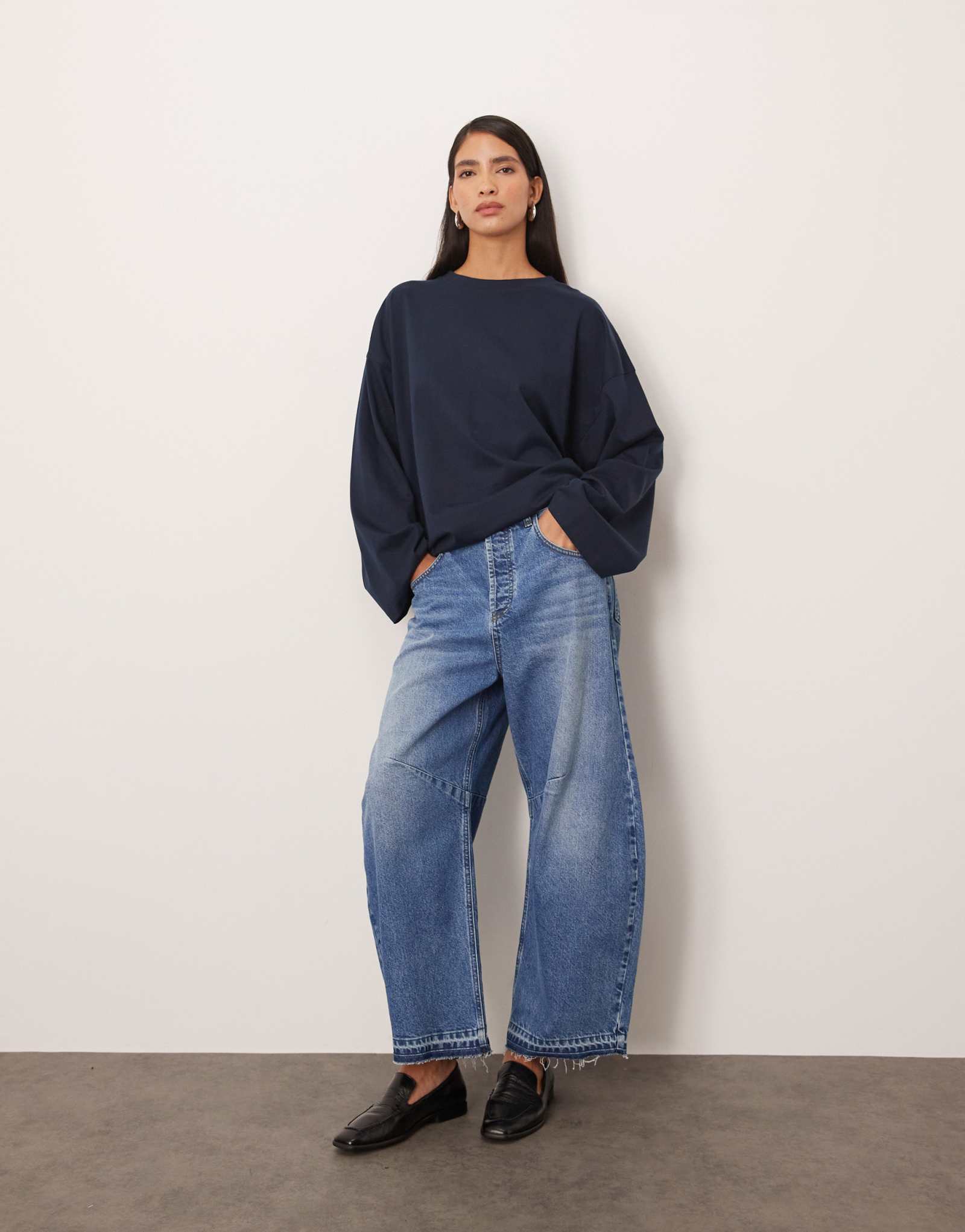 НАДЕНЬТЕ хлопчатобумажную футболку оверсайз с длинным рукавом темно-синего цвета