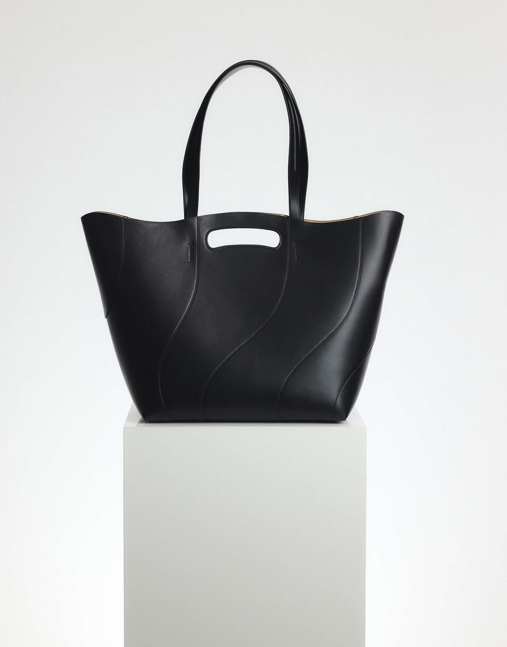 arrange cove leather bag in black
