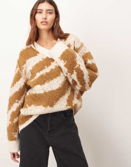 ARRANGE - Cremefarvet og brun striktrøje med oversized pasform og kurvet sømkant i antarsiadesign med tigermønster