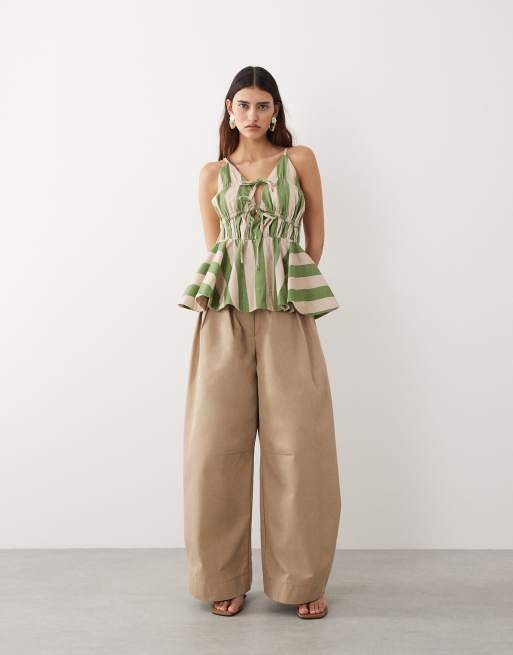 ARRANGE - Cremehvid og grønstribet cami-top med rynker og bindebånd foran samt peplum-kant, 3 af 4