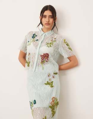 ARRANGE - Cropped Hemdbluse aus hellblauer Spitze mit botanischer Blumenverzierung, Kombiteil