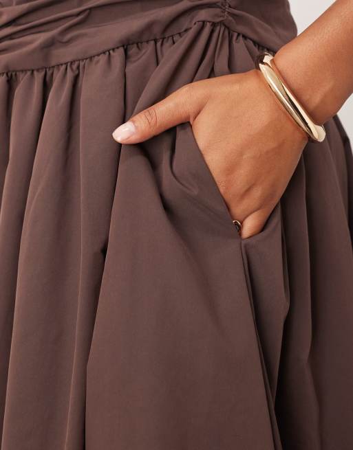 ARRANGE Curve - Aangerimpelde, getailleerde maxi jurk met volle rok in chocoladebruin, 3 van 4