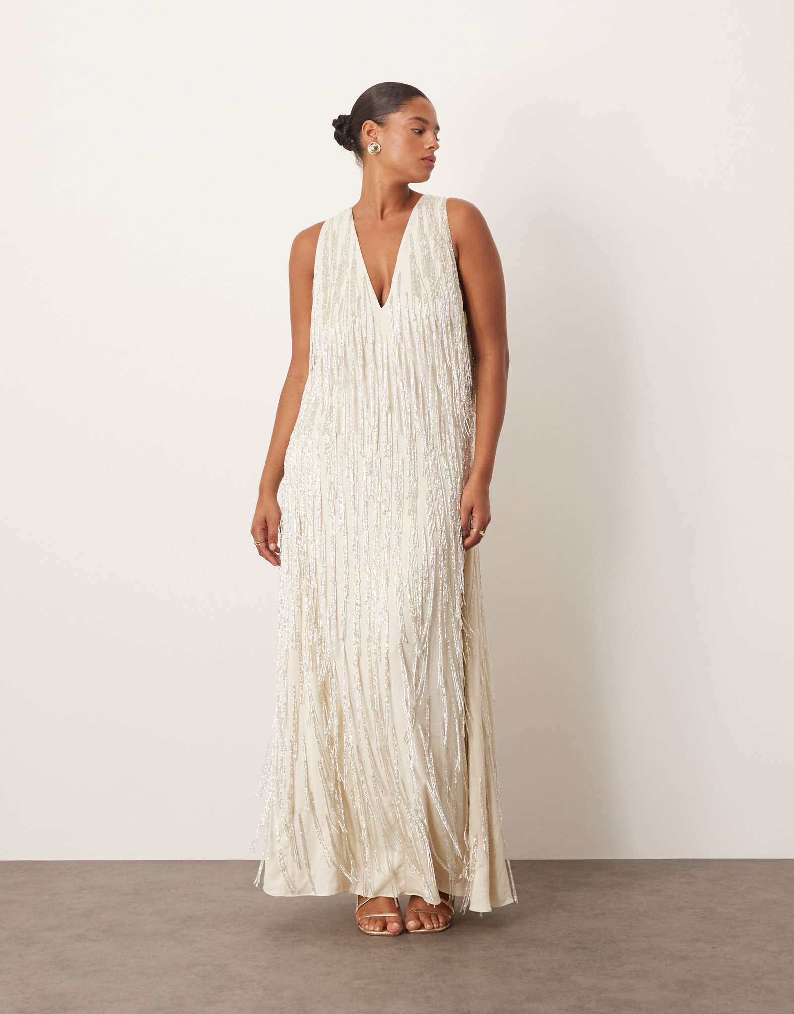 Длинное платье макси с бахромой из бисера и разрезами зимнего белого цвета