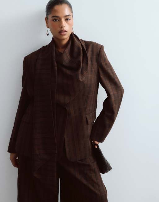 ARRANGE Curve - blazer de conjunto con cuello drapeado tipo bufanda y estampado a cuadros en chocolate