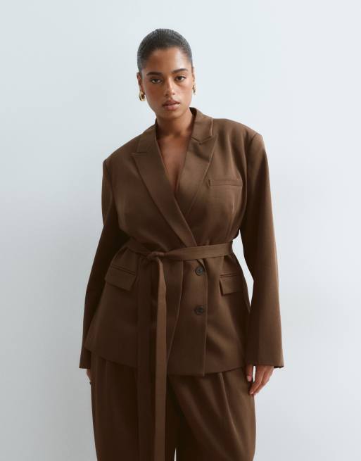 ARRANGE Curve – Set in Schokobraun, bestehend aus tailliertem Blazer mit Gürtel und abnehmbarem Revers und Hose mit weitem Bein und Bundfalten, 2 von 3