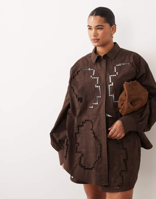 ARRANGE Curve - Camicia oversize color cioccolato con ricamo in pizzo sangallo in coordinato