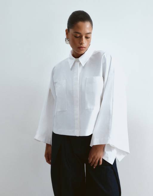 ARRANGE Curve - Camicia squadrata in cotone bianca con mantella oversize, 3 di 4