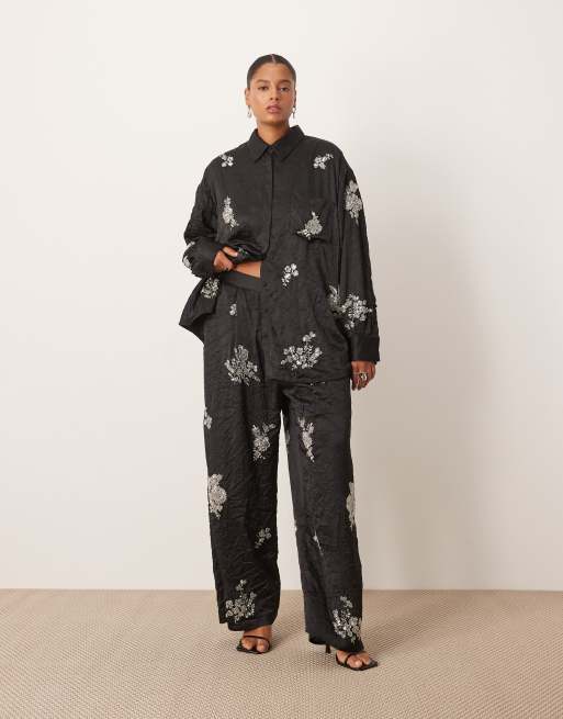 ARRANGE Curve - Chemise d'ensemble en satin froissé avec fleurs ornementées - Noir, 2 de 4