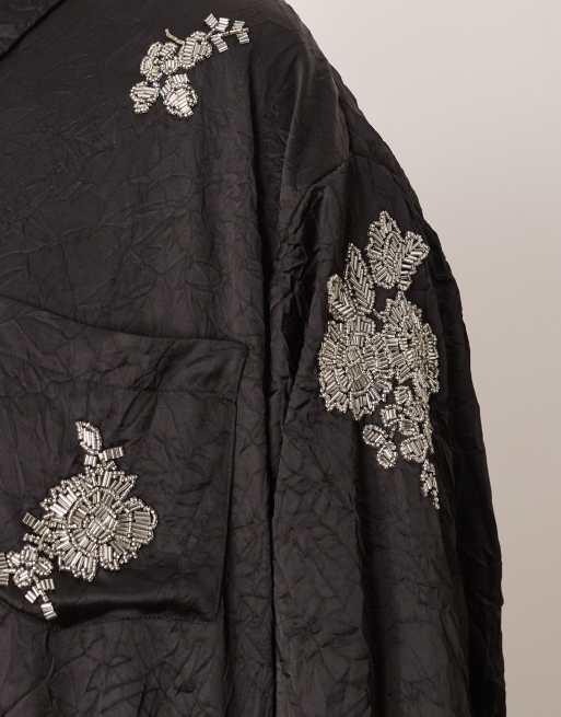 ARRANGE Curve - Chemise d'ensemble en satin froissé avec fleurs ornementées - Noir, 3 de 4