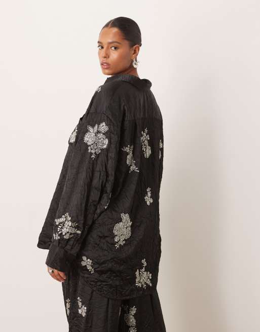 ARRANGE Curve - Chemise d'ensemble en satin froissé avec fleurs ornementées - Noir, 4 de 4