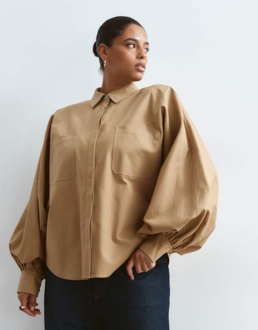 ARRANGE Curve chemise structurée premium à manches ballon camel, 3 de 4