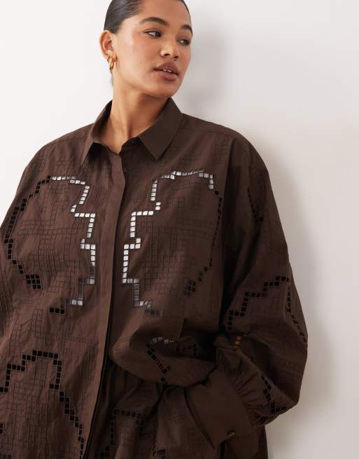 ARRANGE Curve – Chokladbrun skjorta i oversize med utskuret broderi, del av set, 3 av 4