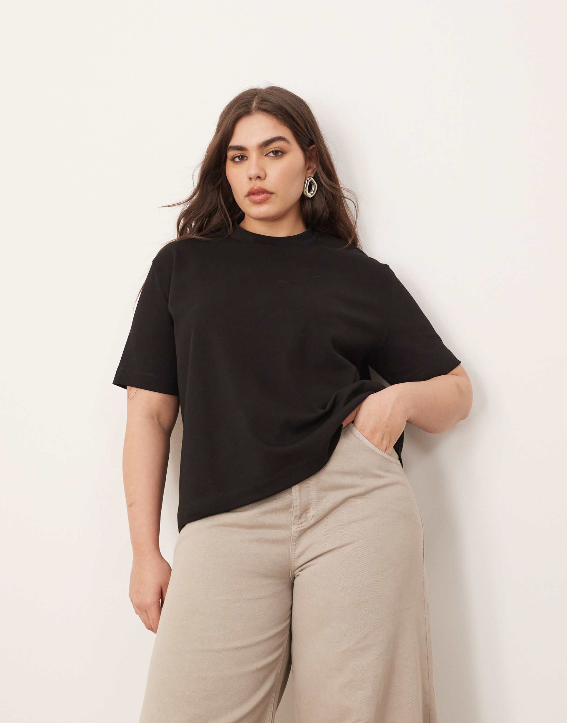 arrange curve clean cut regular t-shirt in black
