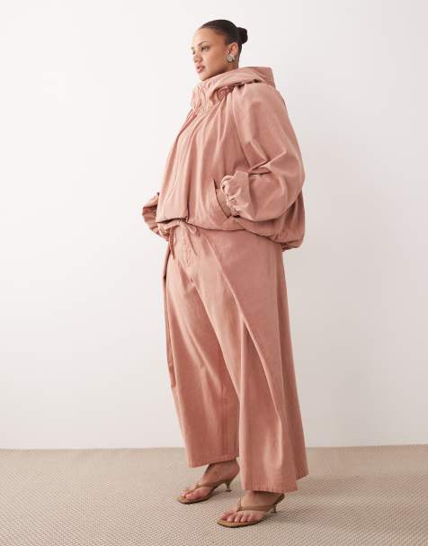 ARRANGE Curve - Co-ord set van jack met trekkoord en volumineuze mouwen en smaltoelopende jeans met gestrikte voorkant in roze met acid wash - view 1