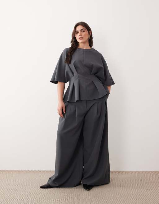 ARRANGE Curve - Coordinato antracite con top a maniche corte con vita a pieghe e pantaloni sartoriali a fondo ampio