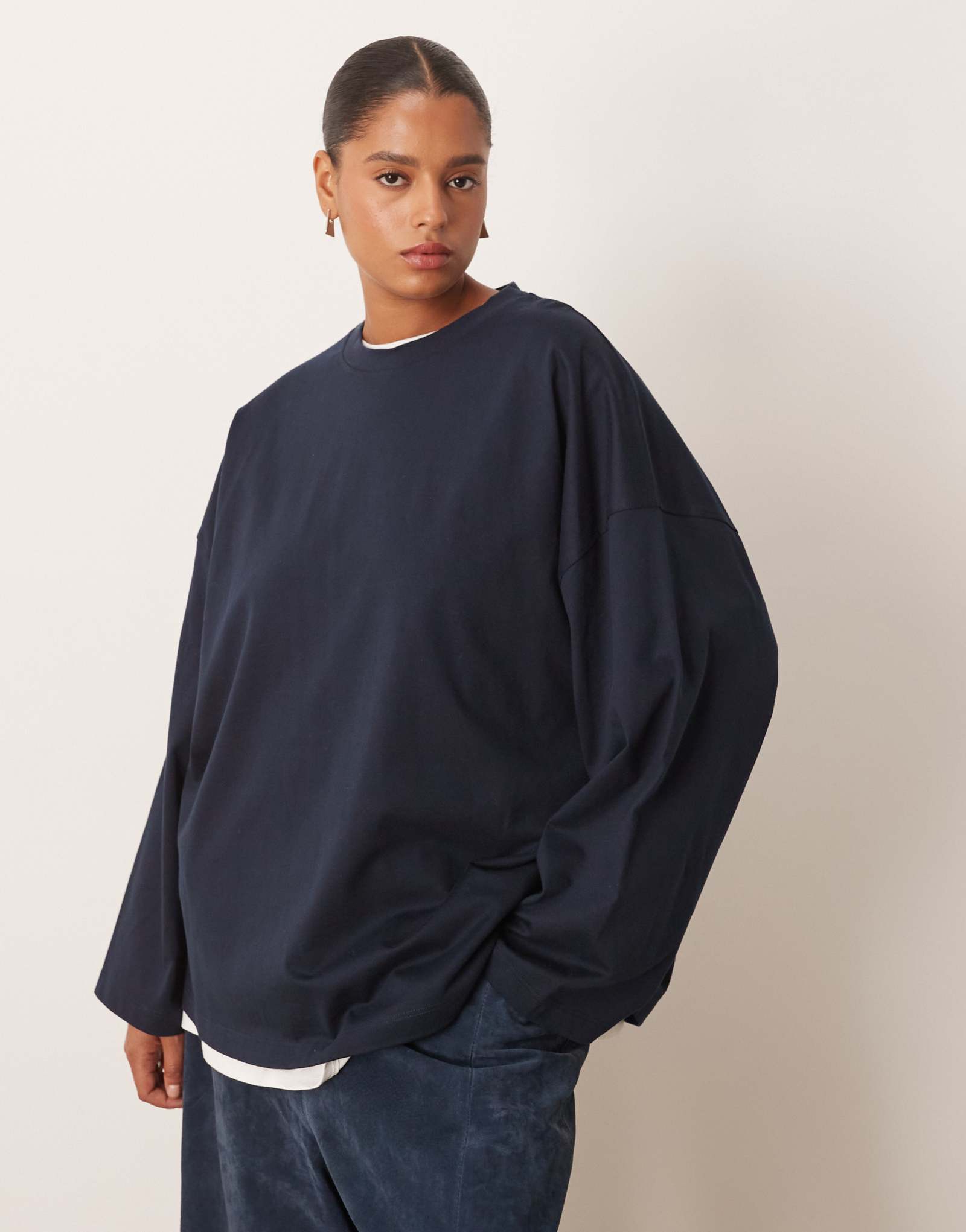 ОБЛЕГАЮЩАЯ хлопчатобумажная футболка оверсайз с длинным рукавом темно-синего цвета