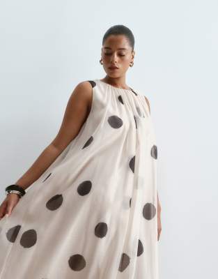 Curve - Drapiertes, gerafftes Maxikleid in Weiß mit schwarzem Punktemuster-Mehrfarbig Mehrfarbig 48