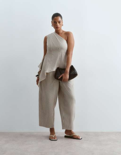 ARRANGE Curve – Set in gestreiftem Buttermilchgelb, aus strukturiertem Oberteil mit One-Shoulder-Träger und asymmetrischem Saum und Barrel-Hose, 3 von 3