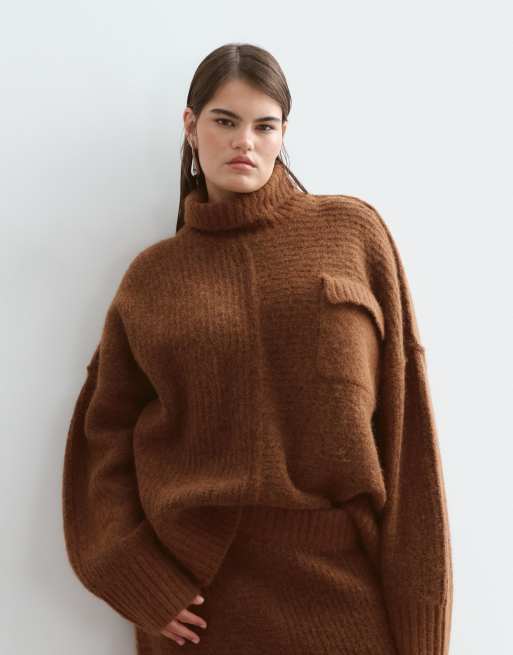 ARRANGE Curve alpaca jumper with pockets and knitted skirt co-ord in chocolate, 3 de 3