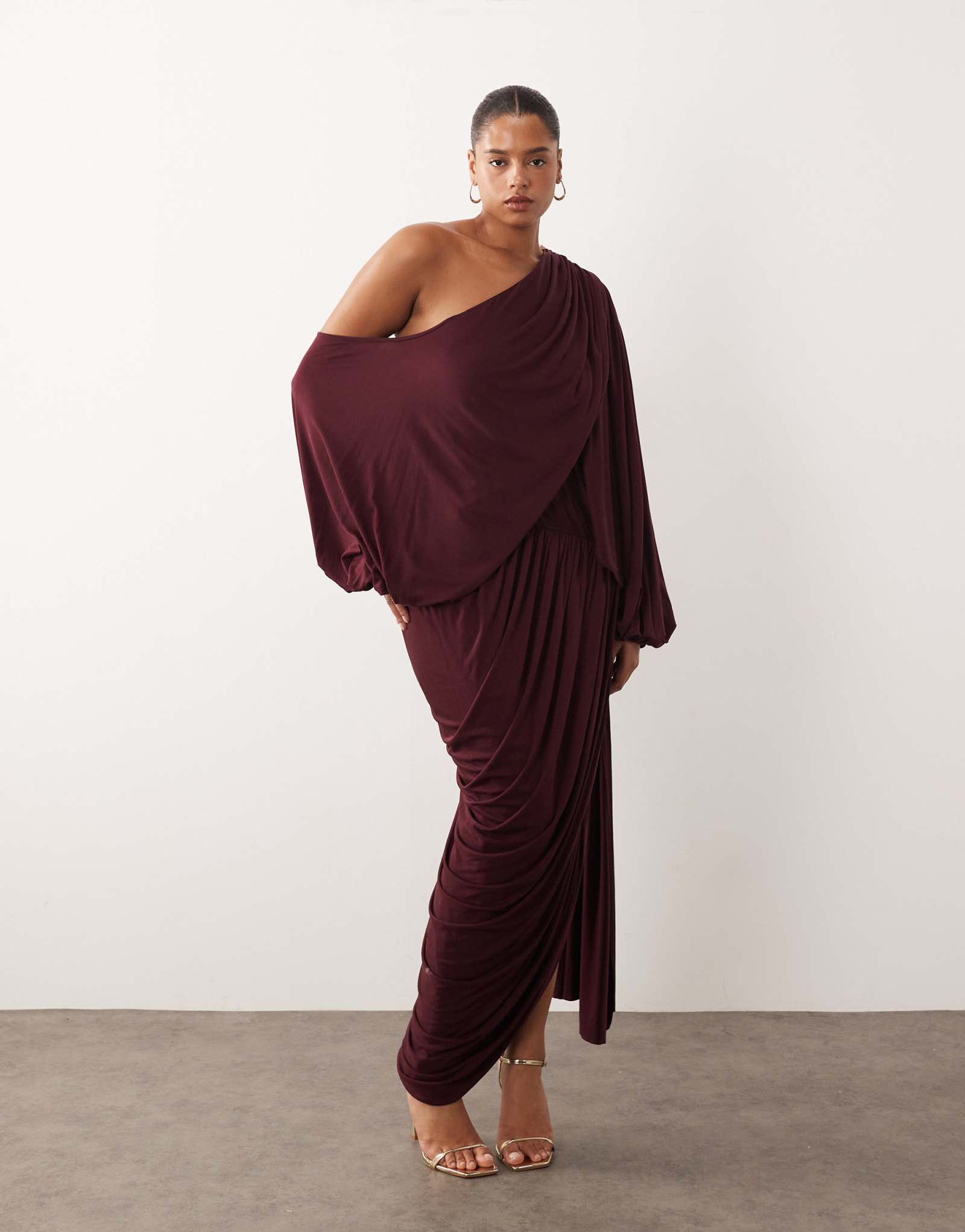 Платье миди с драпировкой на округлых спадающих плечах и шлейфом бордового цвета