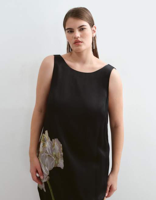ARRANGE Curve floral embroidered satijnen overlay maxi jurk in zwart, 3 van 5