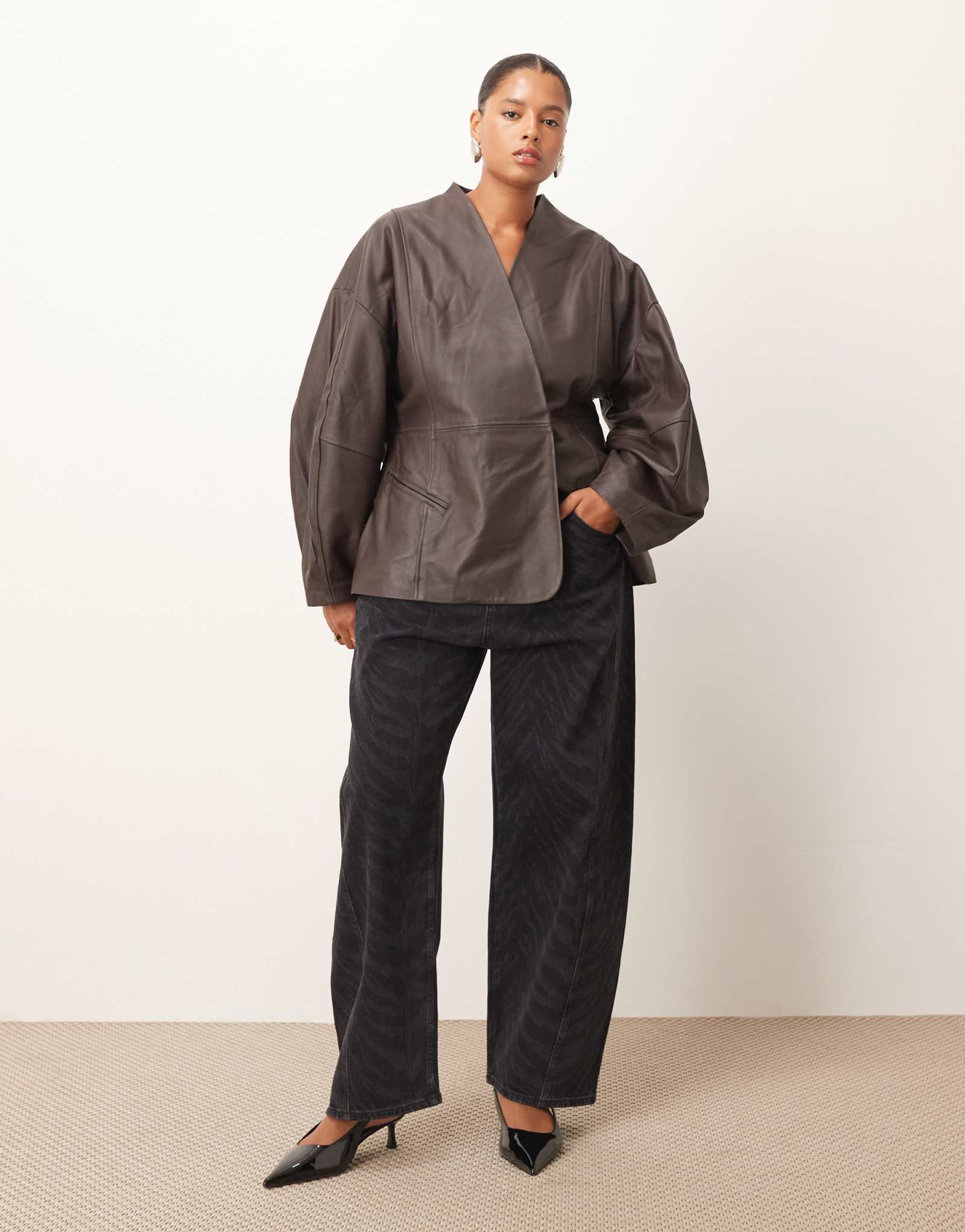 Джинсы-бочкообразки с закругленным швом Franklyn черного цвета цвета зебры