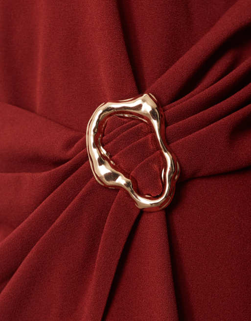ARRANGE Curve - Gedrapeerde satijnen maxi-jurk met lange mouwen en gouden hardware in rood, 3 van 4