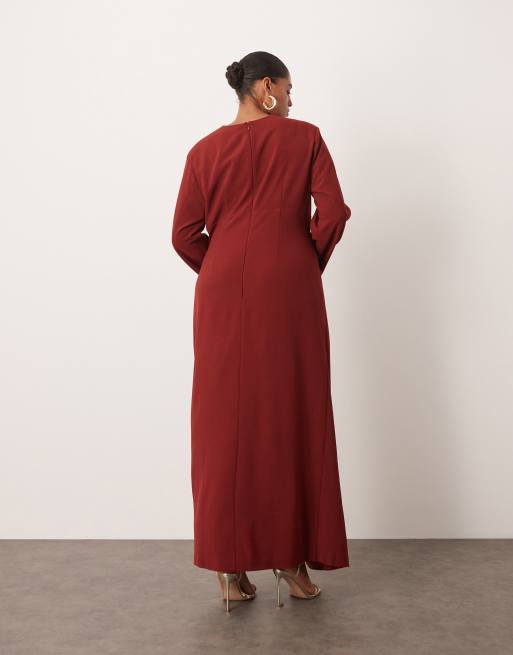 ARRANGE Curve - Gedrapeerde satijnen maxi-jurk met lange mouwen en gouden hardware in rood, 4 van 4