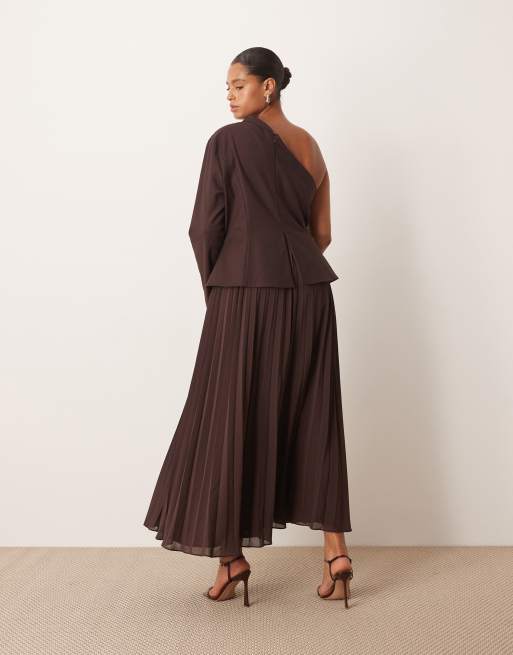 ARRANGE Curve - Gemodelleerde maxi-jurk met blote schouder en zoom met micro-plooien in chocoladebruin, 4 van 4