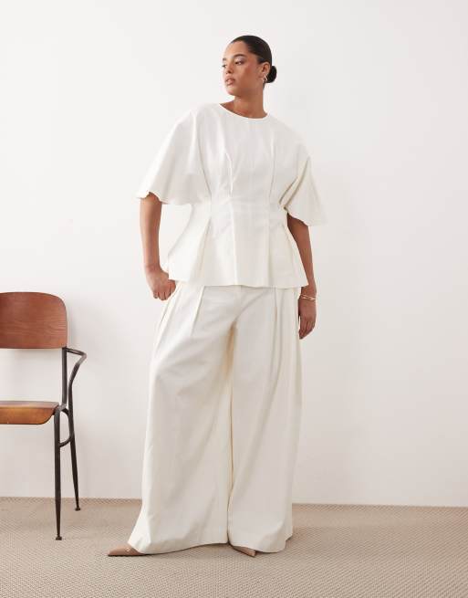 ARRANGE Curve - Geplooid T-shirt met ingenomen taille in wit, deel van co-ord set, 4 van 4