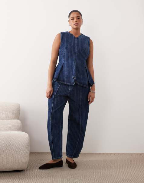 ARRANGE - Curve - Gestreepte denim co-ord set van geplooide top met V-hals en jeans met naaddetail aan de voorkant in blauw met wassing - view 1