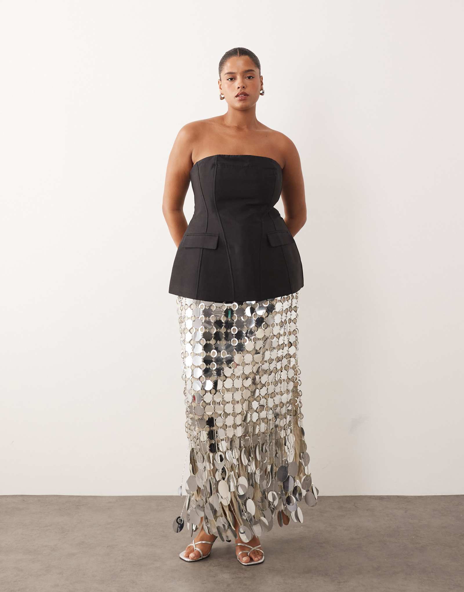 Облегающий топ-бандо из плотного атласа со скульптурными формами черного цвета