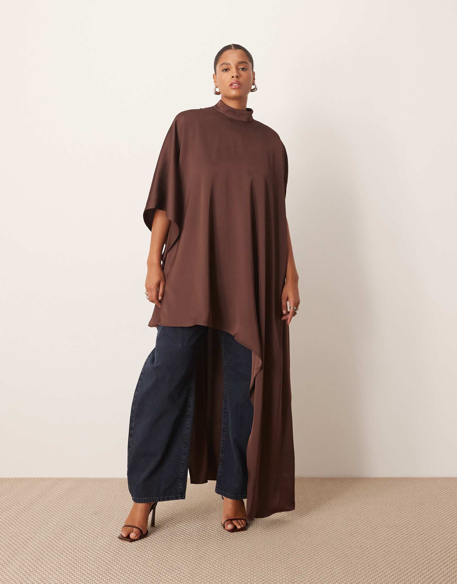 Мини-платье с округлым вырезом и длинными рукавами-накидками с асимметричным подолом шоколадного цвета