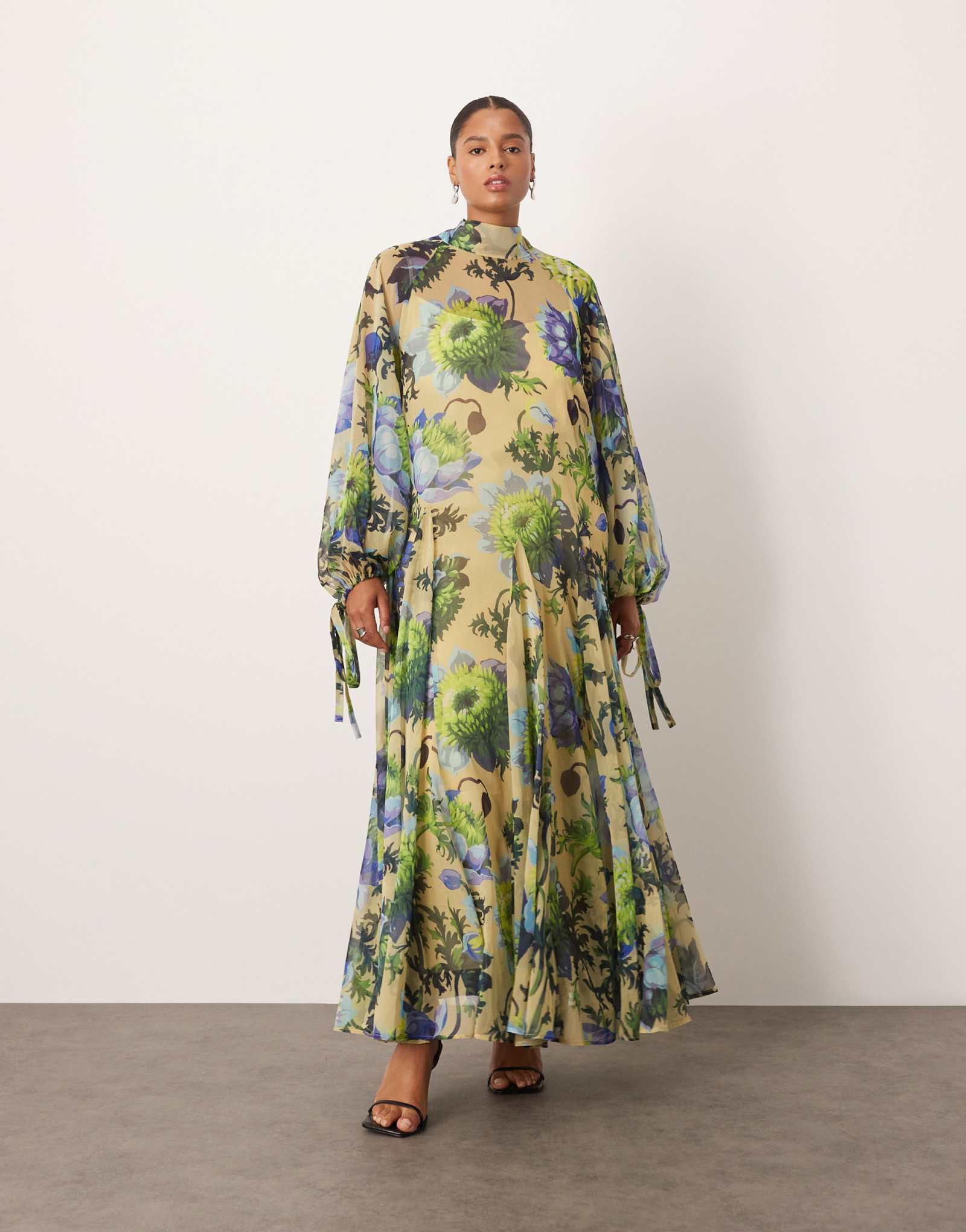 ОБЛЕГАЮЩЕЕ макси-платье-трапеция с высоким вырезом и ярким цветочным принтом