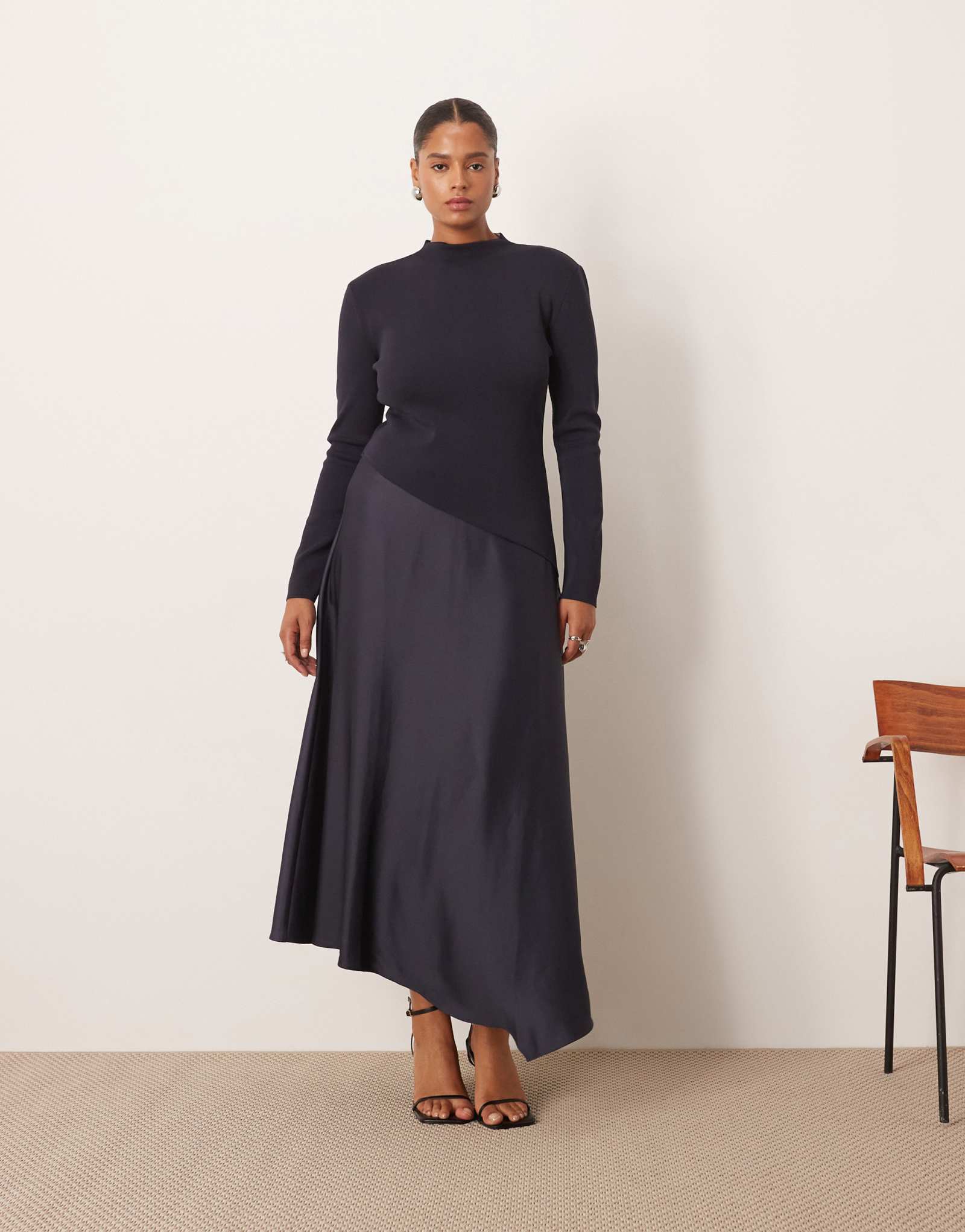 Платье миди из гибридного трикотажа ARRANGE Curve с асимметричной юбкой темно-синего цвета