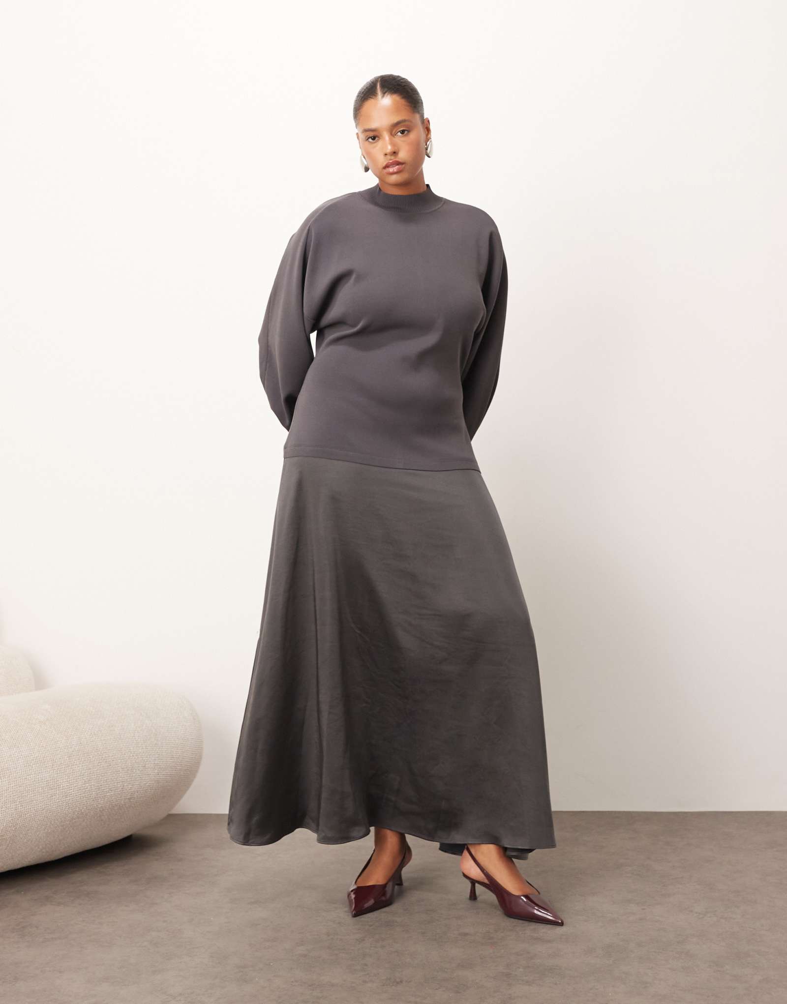 Платье макси с изогнутыми гибридными скульптурными рукавами цвета древесного угля