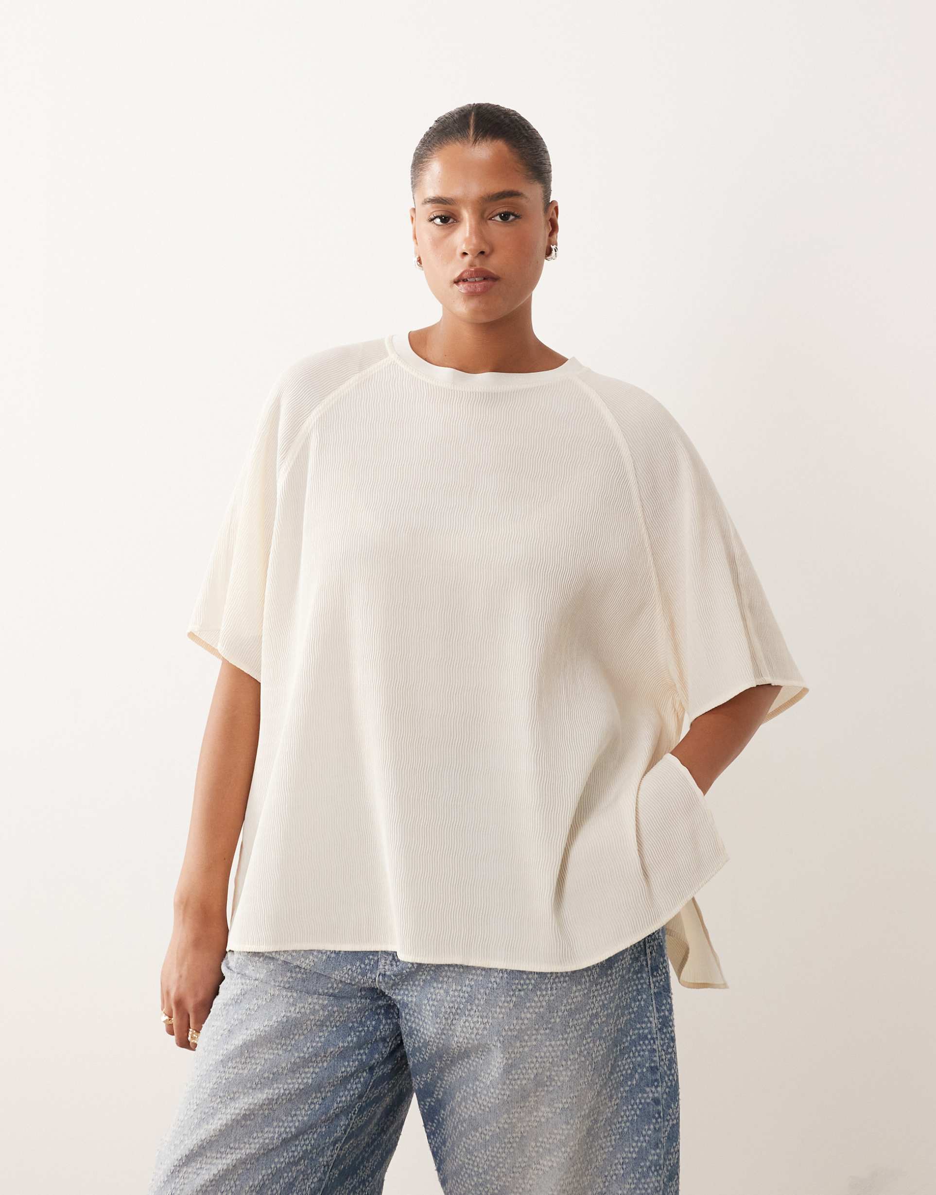 arrange curve hybrid textured raglan tee in ivory