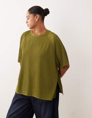 Arrange Curve Hybrid Textured Raglan Tee In Green