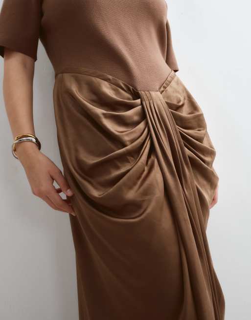 ARRANGE Curve jurk met gebreid lijfje en gedrapeerde satijnen rok in chocoladebruin, 2 van 5