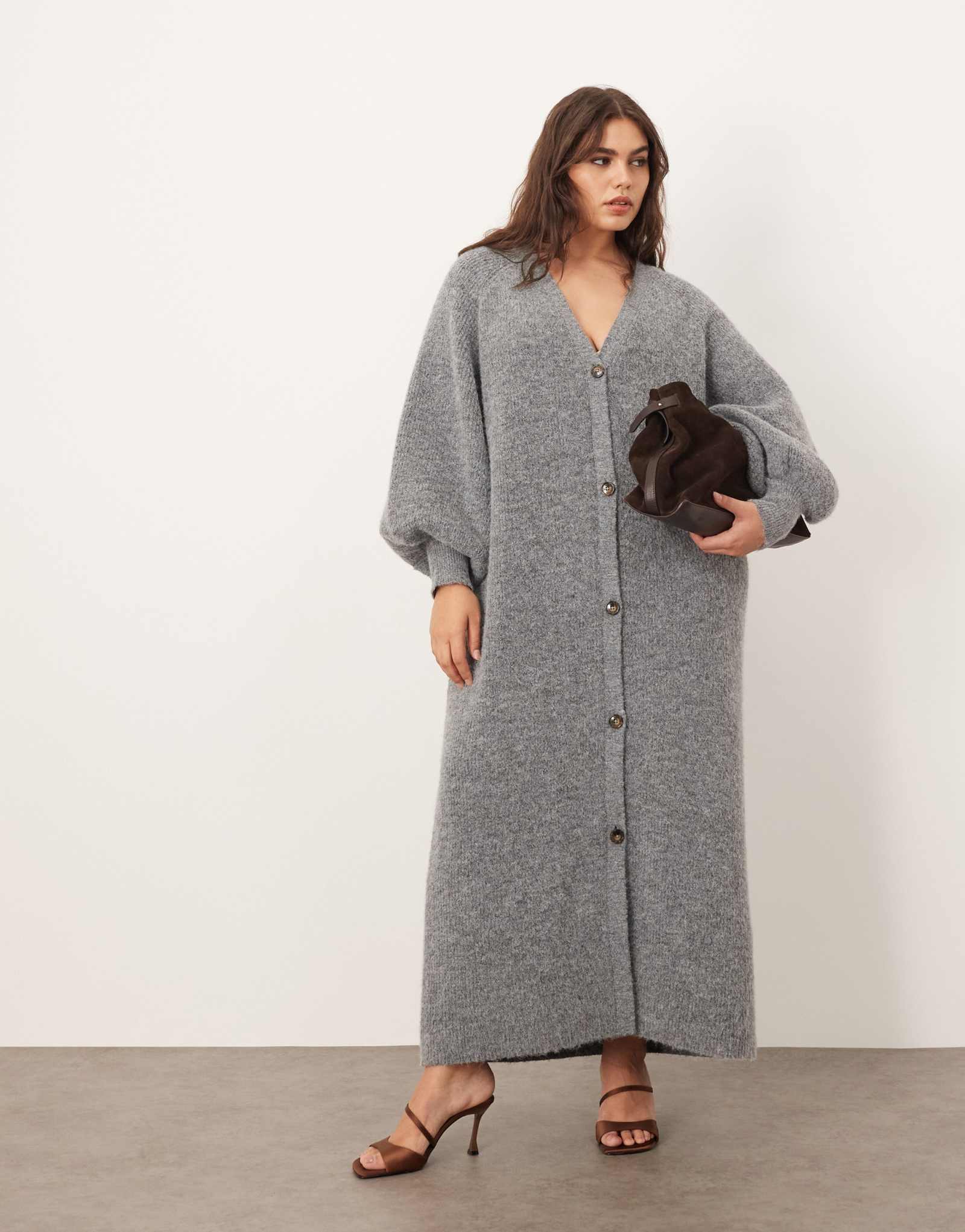 Платье миди серого цвета с круглым вязаным рукавом-баллоном на пуговицах