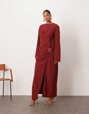 ARRANGE Curve - Langärmliges, drapiertes Maxikleid aus Satin in Rot mit goldfarbenem Metallbesatz