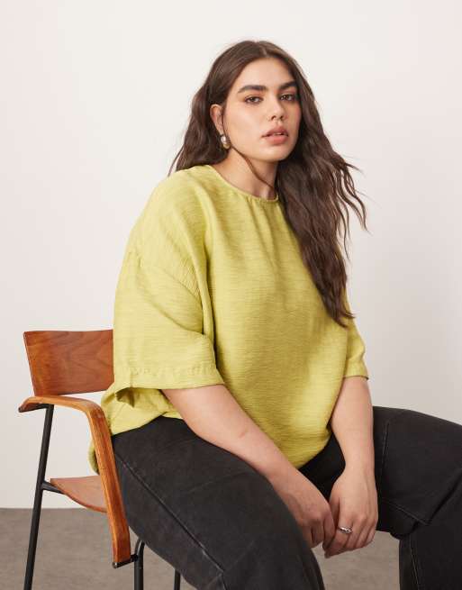 ARRANGE Curve – Limegrön, vävd t-shirt med textur och boxig passform