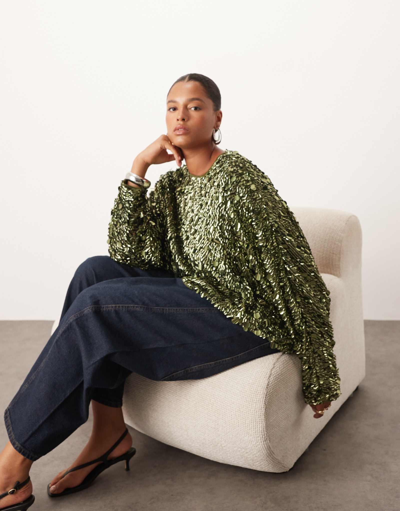 Топ с квадратным вырезом и длинными рукавами декорирован блестками цвета расплавленного хаки-зеленого цвета