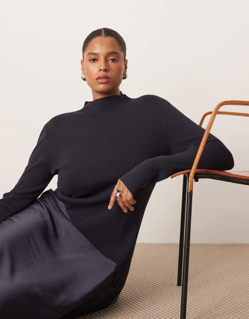 ARRANGE Curve – Marinblå, stickad midiklänning i hybridstil med asymmetrisk kjol, 2 av 4