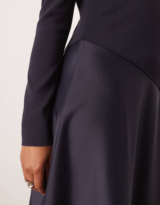 ARRANGE Curve – Marinblå, stickad midiklänning i hybridstil med asymmetrisk kjol, 3 av 4