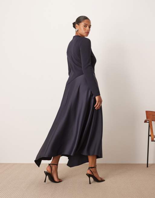 ARRANGE Curve – Marinblå, stickad midiklänning i hybridstil med asymmetrisk kjol, 4 av 4