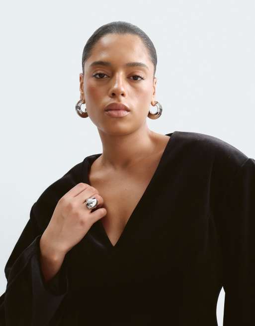ARRANGE Curve maxi jurk van fluweel met ovale mouwen en V-hals in zwart, 2 van 5