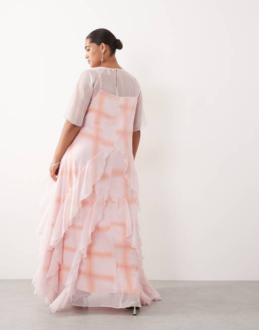 ARRANGE Curve – Mehrlagiges, gestuftes Maxikleid in Hellrosa mit Rüschen, 4 von 4