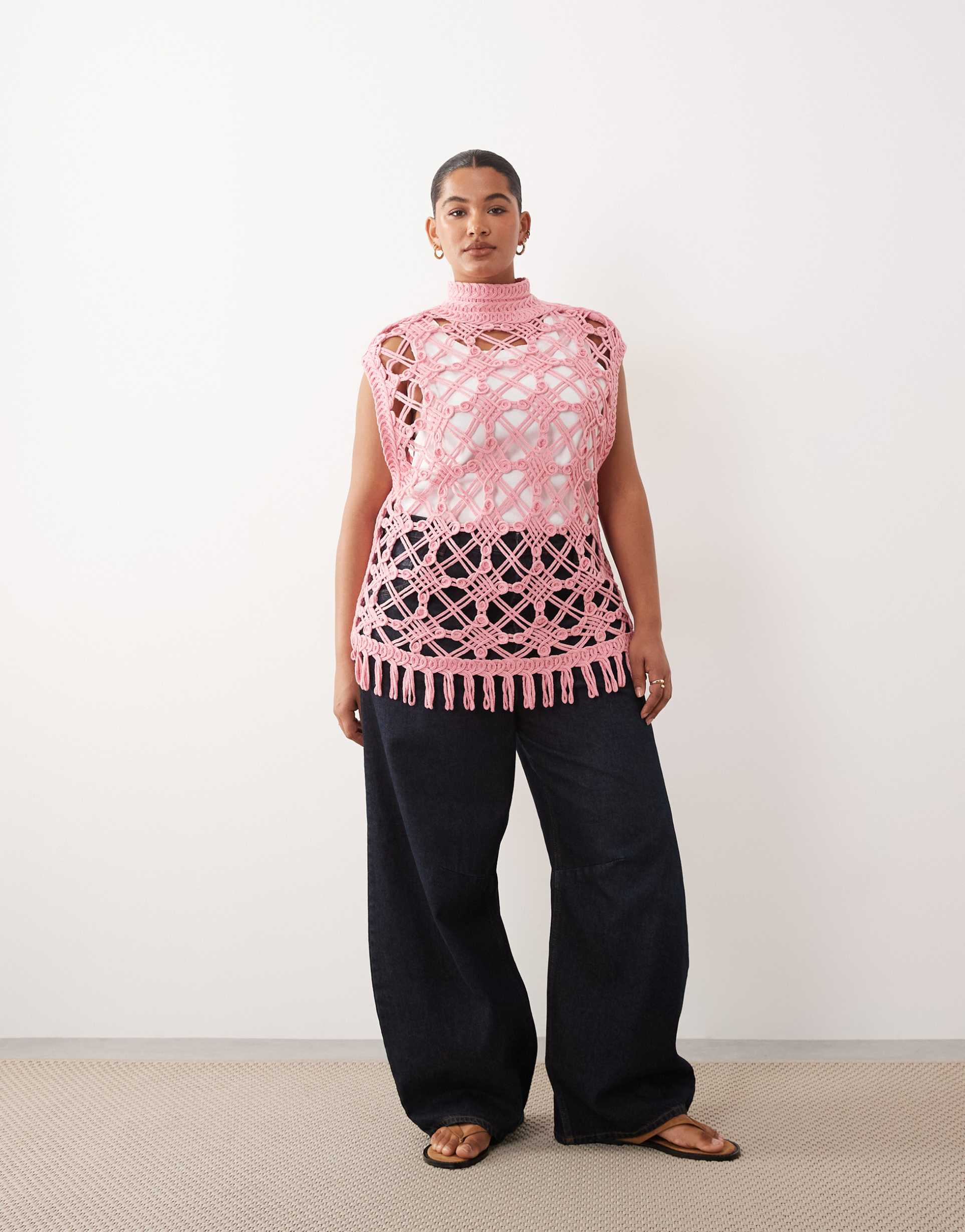 arrange curve open knit sleeveless top in pink