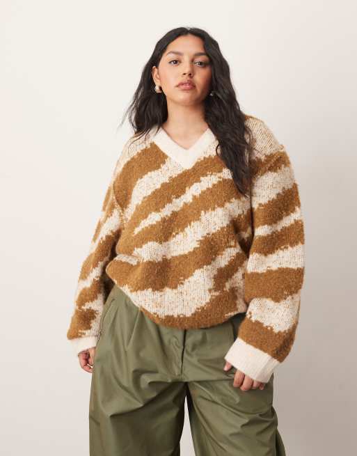ARRANGE Curve – Oversize-Strickpullover mit V-Ausschnitt, abgerundetem Saum und Tiger-Intarsienmuster in Toffee und Creme